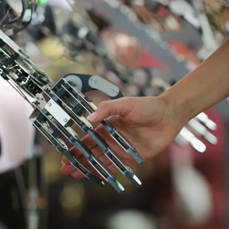 img-hand-shaking-robot-hand img-hand-shaking-robot-hand